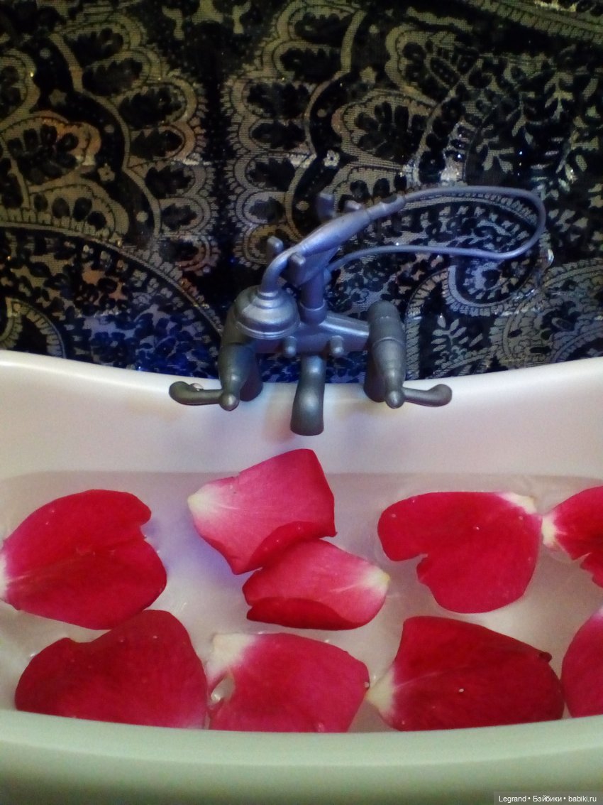 Они сами пишут свои истории: ванна с лепестками роз для Диор (фото 7)