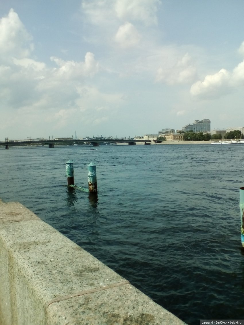 Петербург. Нева. Норд на набережной