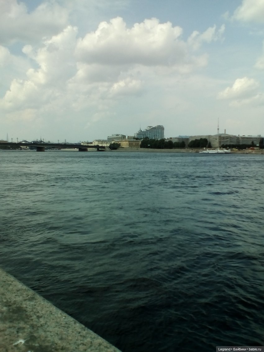 Петербург. Нева. Норд на набережной