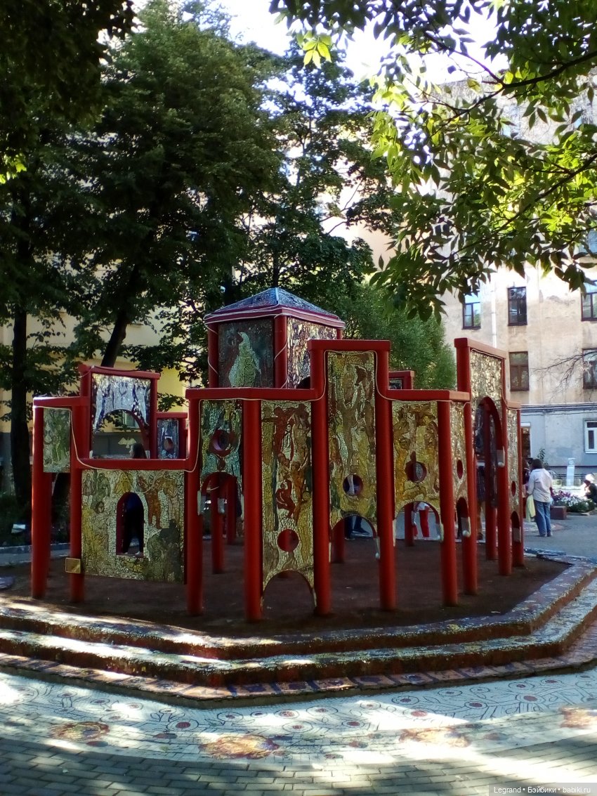 Петербург. Ул.Фурштатская. Мозаичный дворик. Улоф, Милош и Лукум