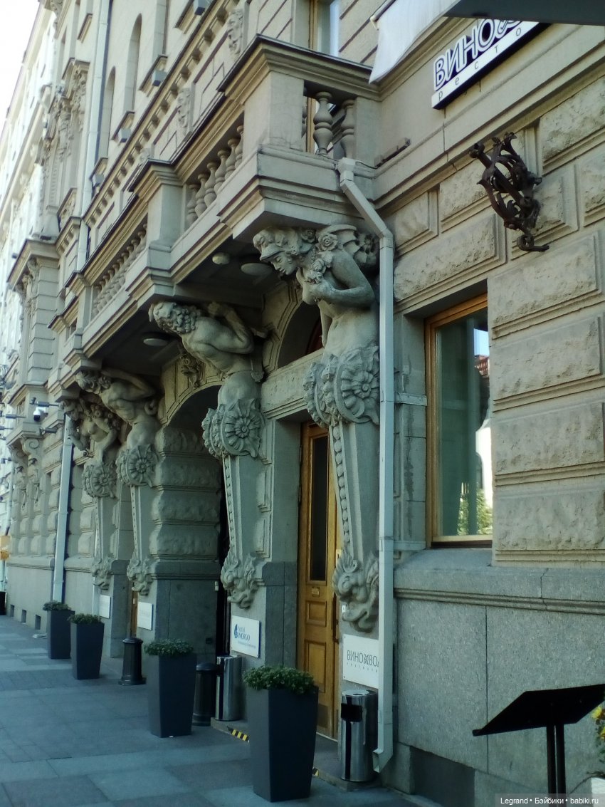 Петербург. Ул.Фурштатская. Мозаичный дворик. Улоф, Милош и Лукум