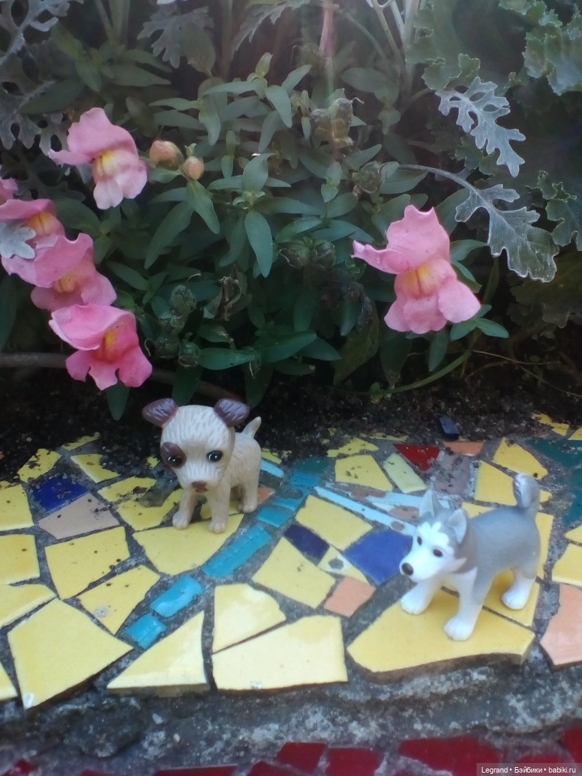 Петербург. Ул.Фурштатская. Мозаичный дворик. Улоф, Милош и Лукум