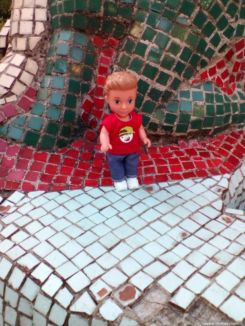 Петербург. Ул.Фурштатская. Мозаичный дворик. Улоф, Милош и Лукум