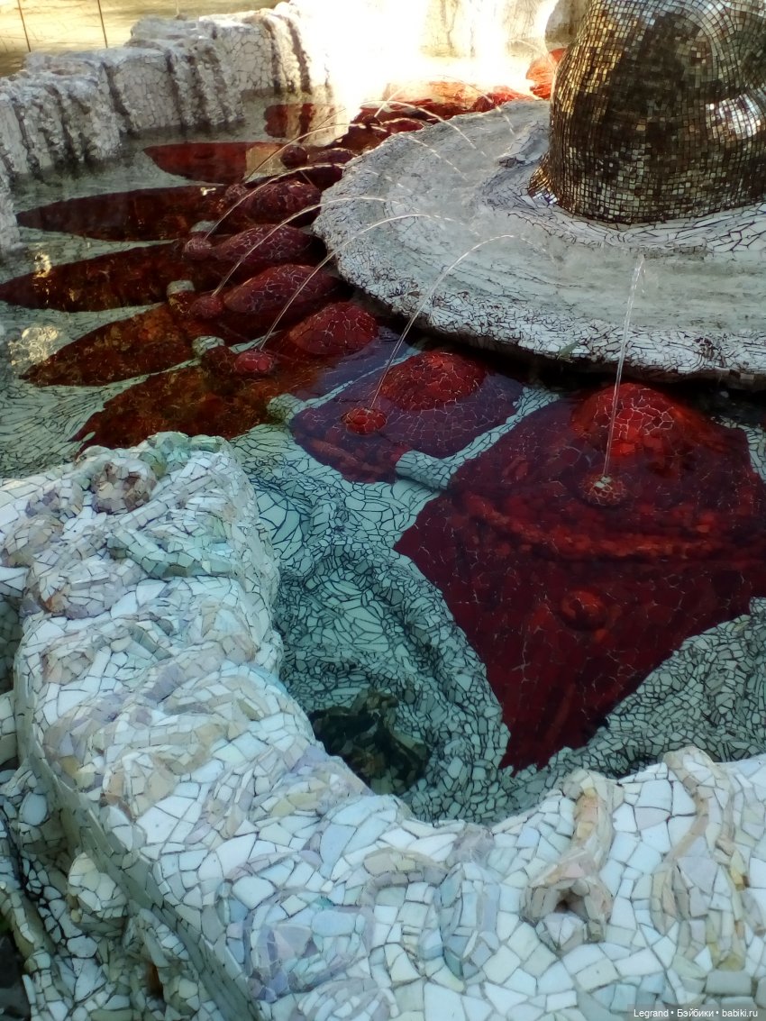 Петербург. Ул.Фурштатская. Мозаичный дворик. Улоф, Милош и Лукум