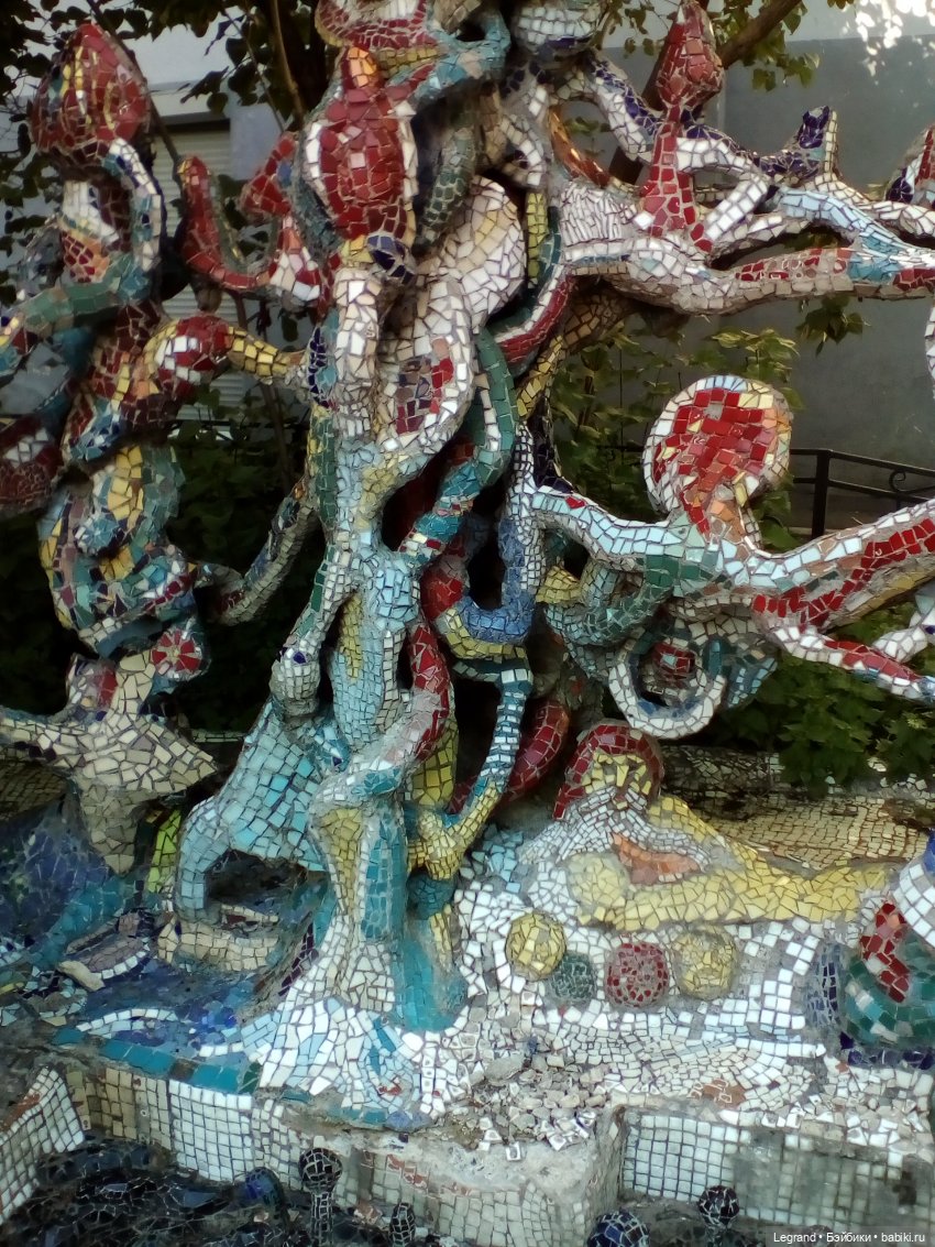 Петербург. Ул.Фурштатская. Мозаичный дворик. Улоф, Милош и Лукум