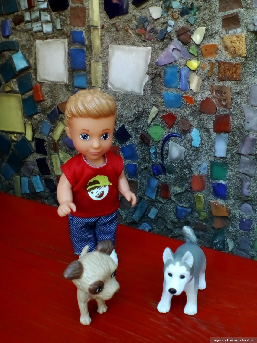 Петербург. Ул.Фурштатская. Мозаичный дворик. Улоф, Милош и Лукум