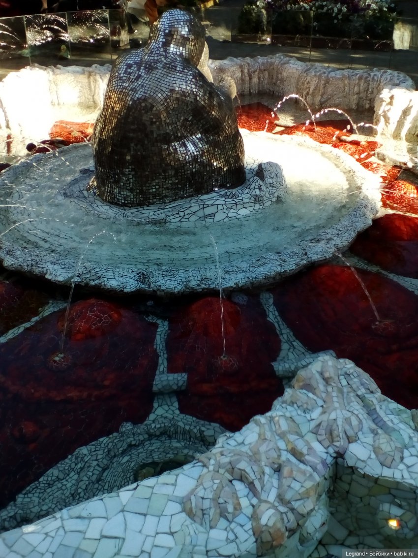 Петербург. Ул.Фурштатская. Мозаичный дворик. Улоф, Милош и Лукум