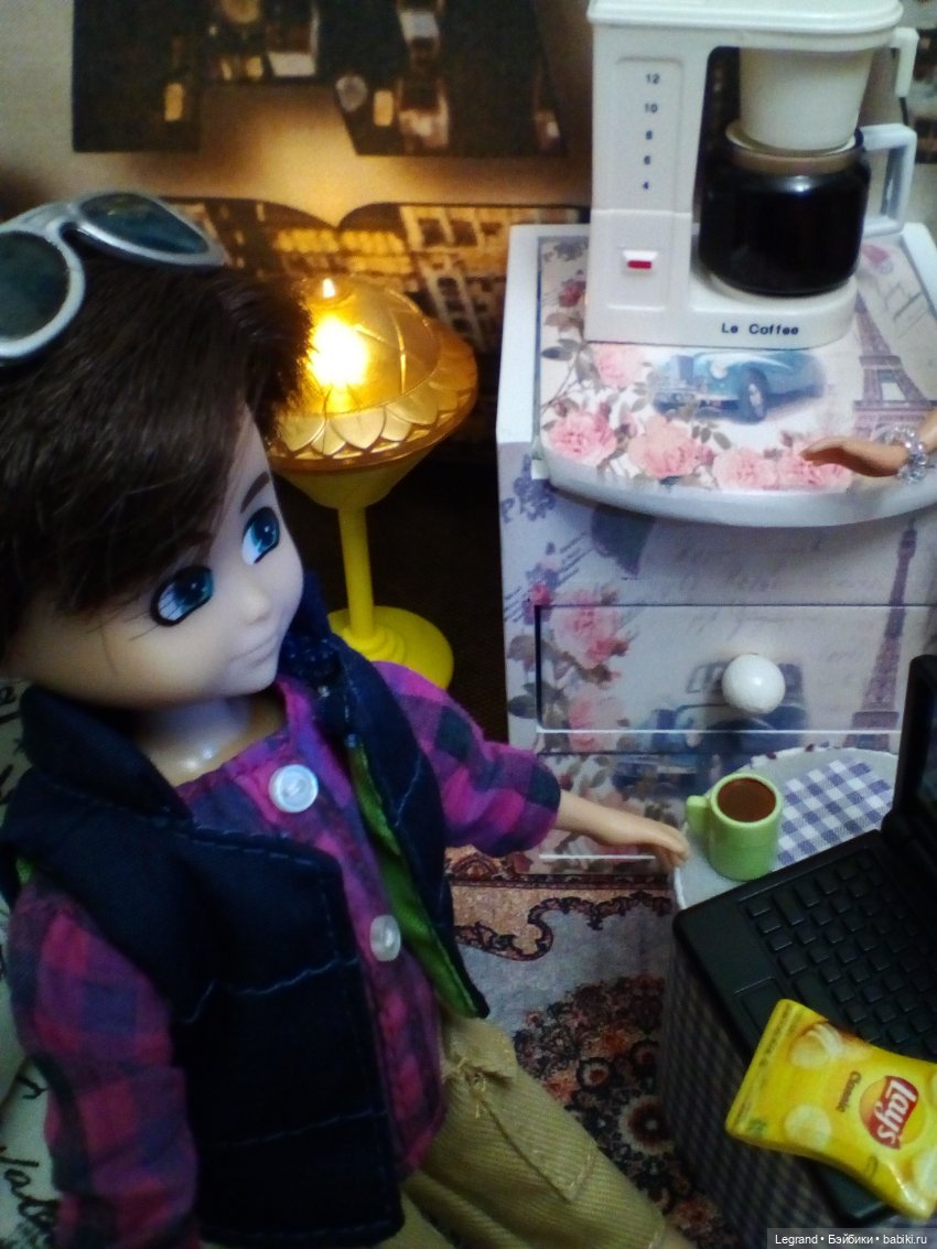 Они сами пишут свои истории: Вечер. Бижу осваивает кофемашину