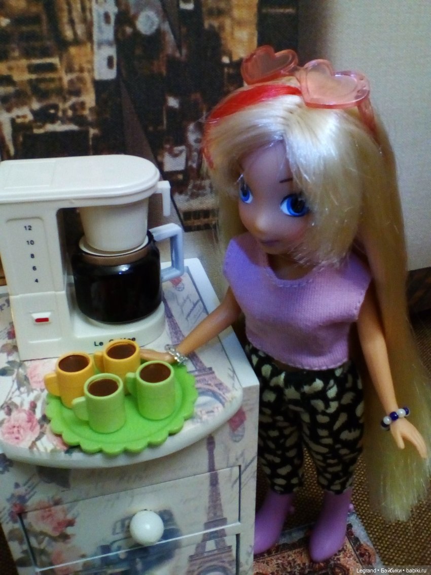 Они сами пишут свои истории: Вечер. Бижу осваивает кофемашину