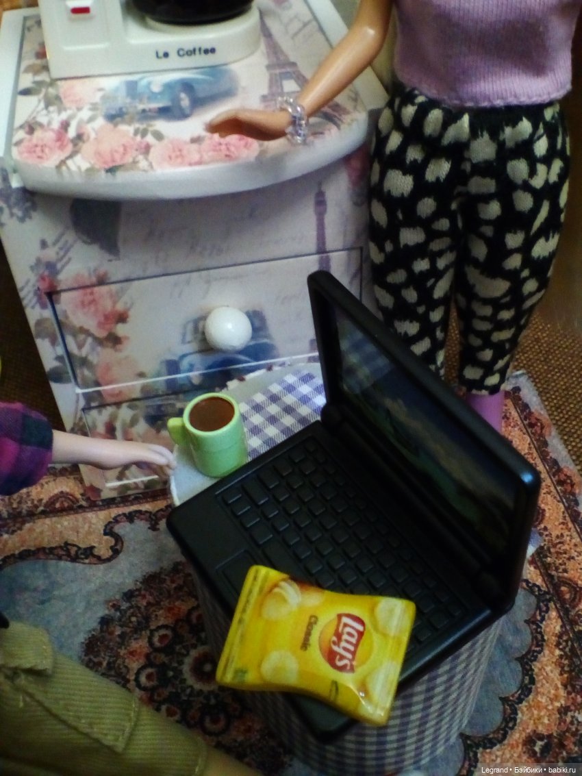 Они сами пишут свои истории: Вечер. Бижу осваивает кофемашину