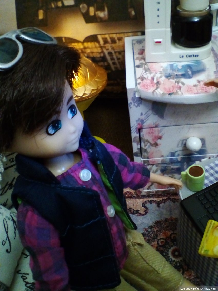 Они сами пишут свои истории: Вечер. Бижу осваивает кофемашину