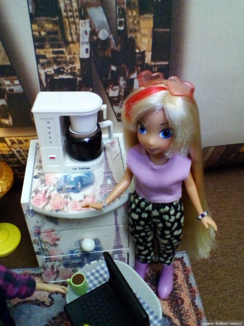 Они сами пишут свои истории: Вечер. Бижу осваивает кофемашину