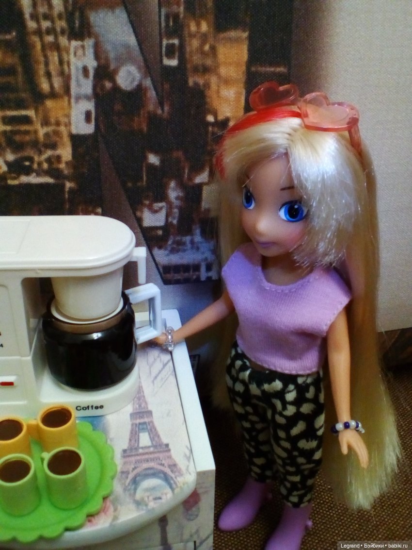 Они сами пишут свои истории: Вечер. Бижу осваивает кофемашину