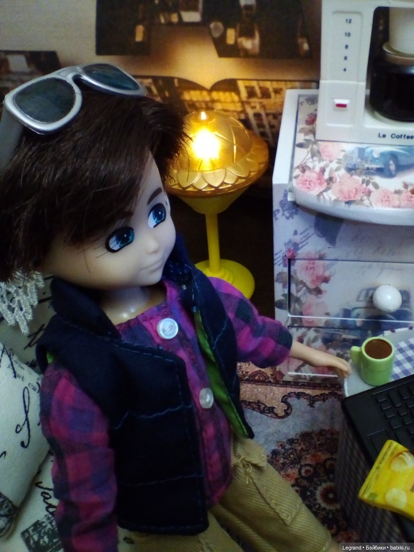 Они сами пишут свои истории: Вечер. Бижу осваивает кофемашину