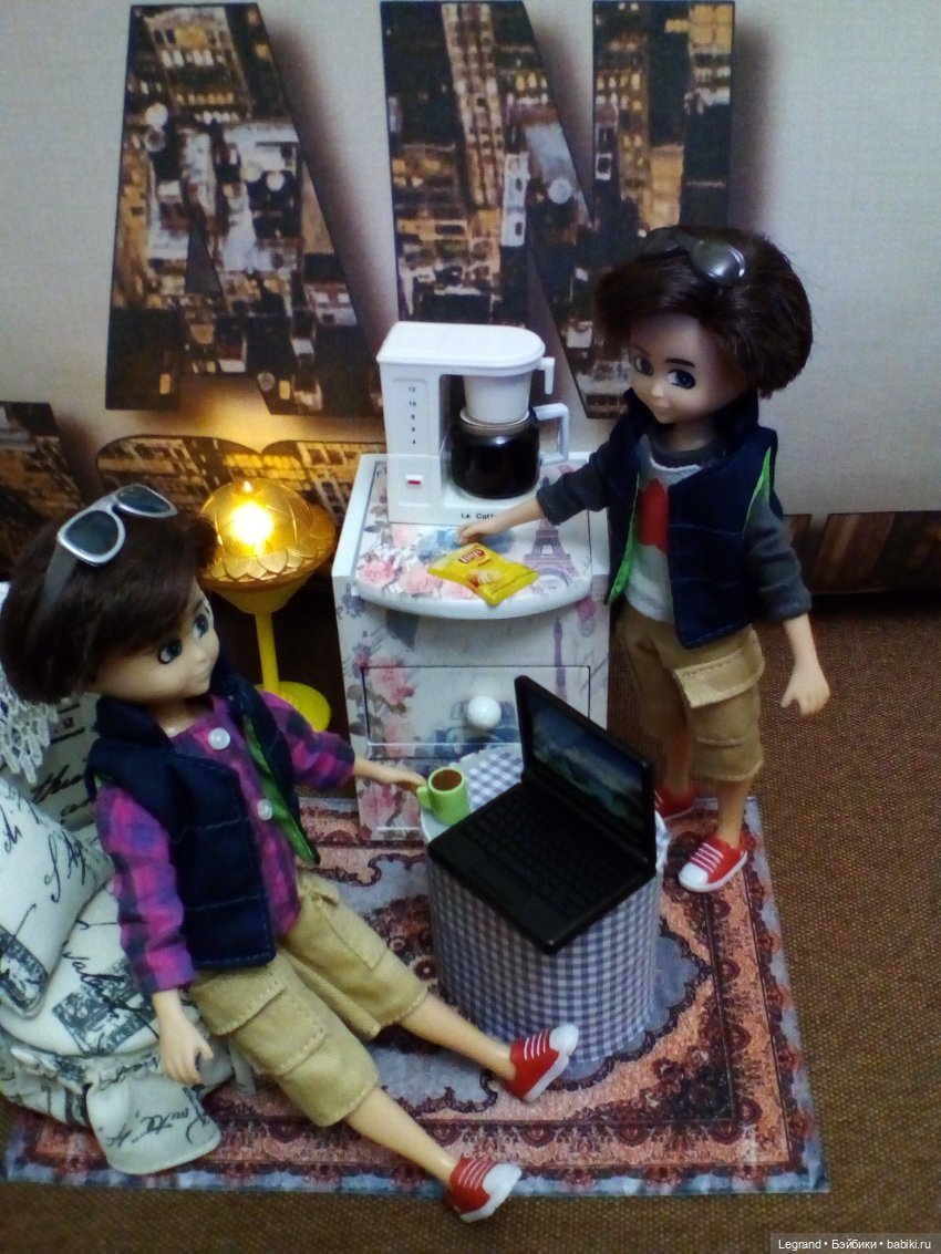 Они сами пишут свои истории: Вечер. Бижу осваивает кофемашину