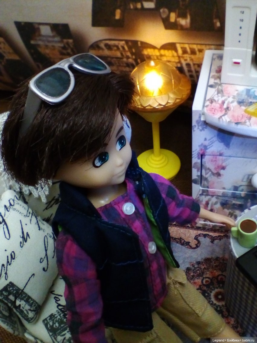 Они сами пишут свои истории: Вечер. Бижу осваивает кофемашину