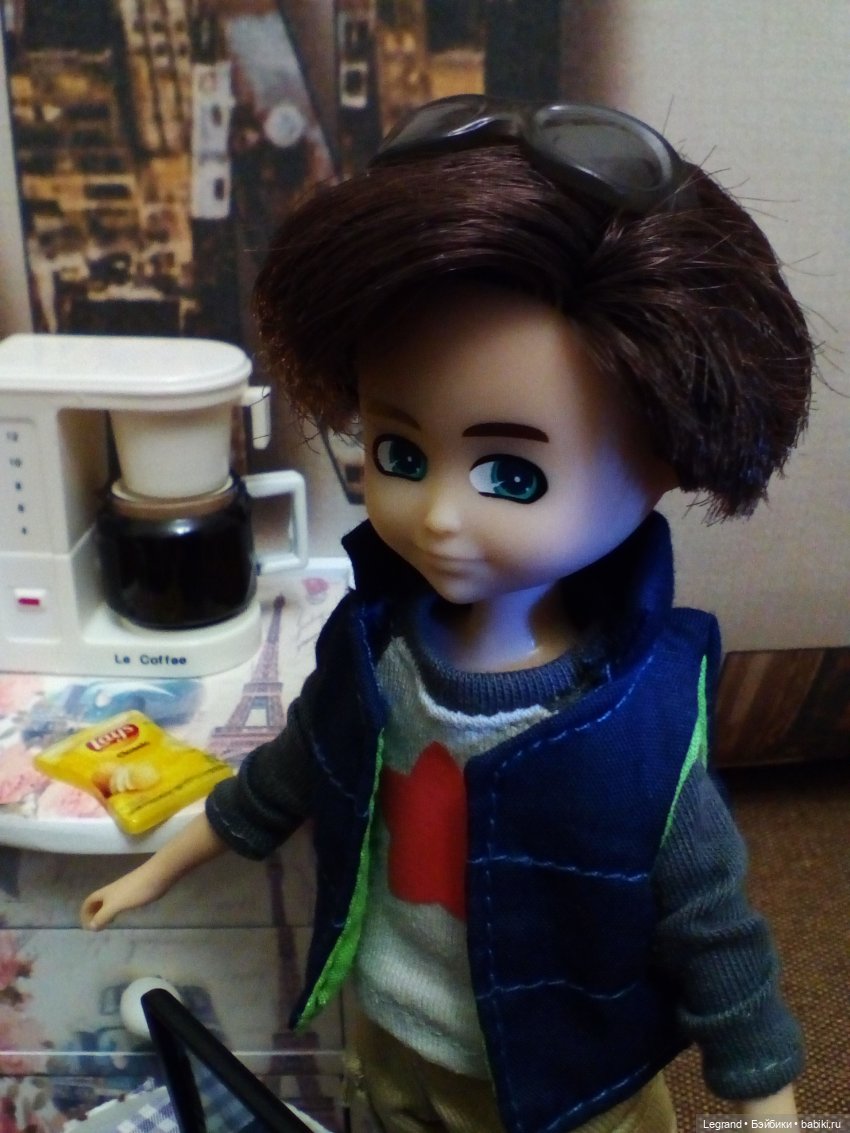 Они сами пишут свои истории: Вечер. Бижу осваивает кофемашину