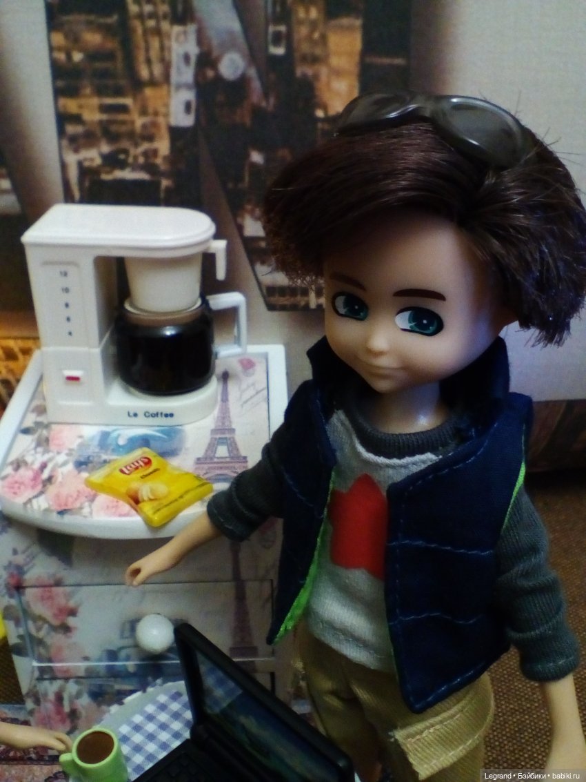 Они сами пишут свои истории: Вечер. Бижу осваивает кофемашину