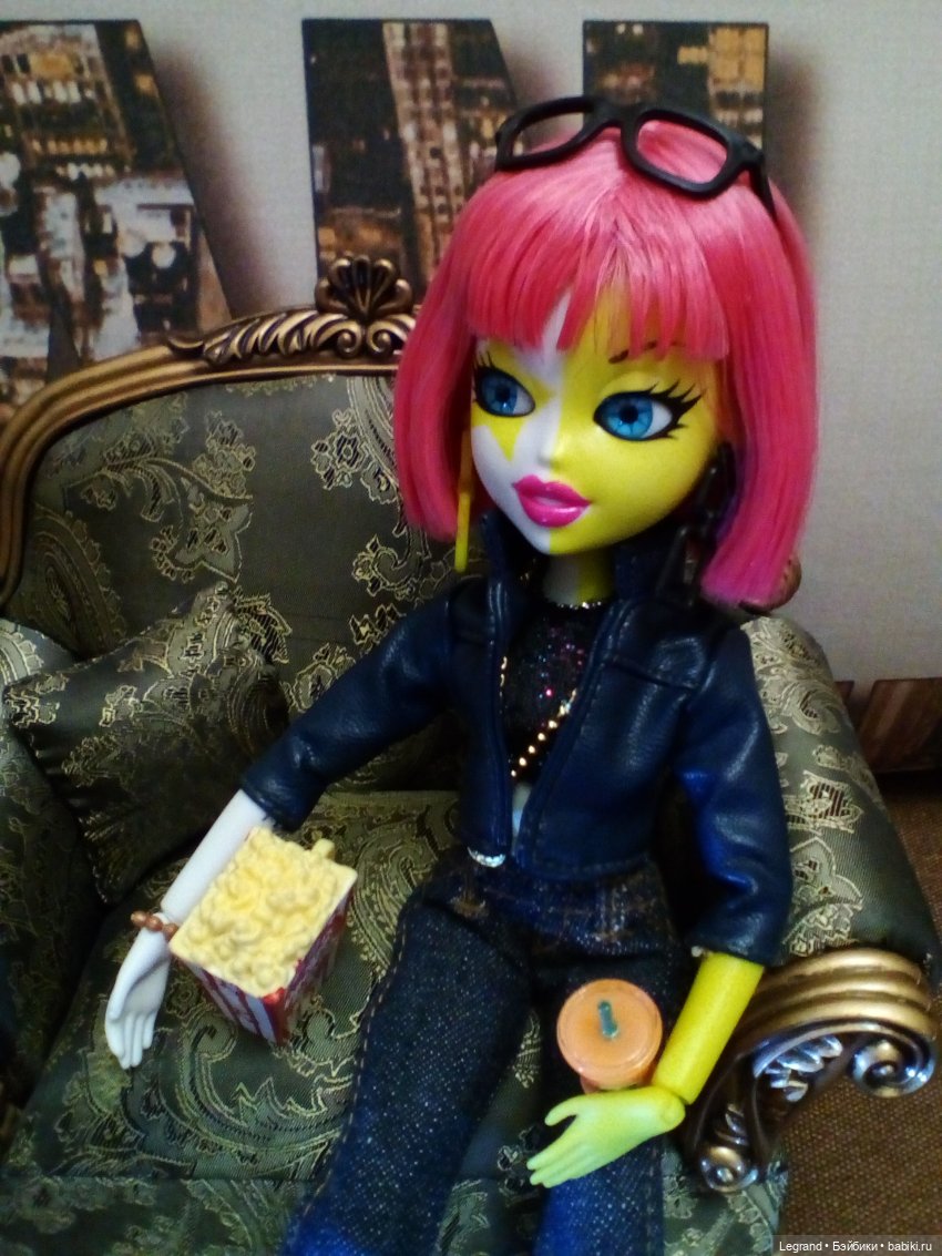 Эрмелин в кожаной курточке