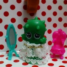 Кактус в юбочке, на качелях