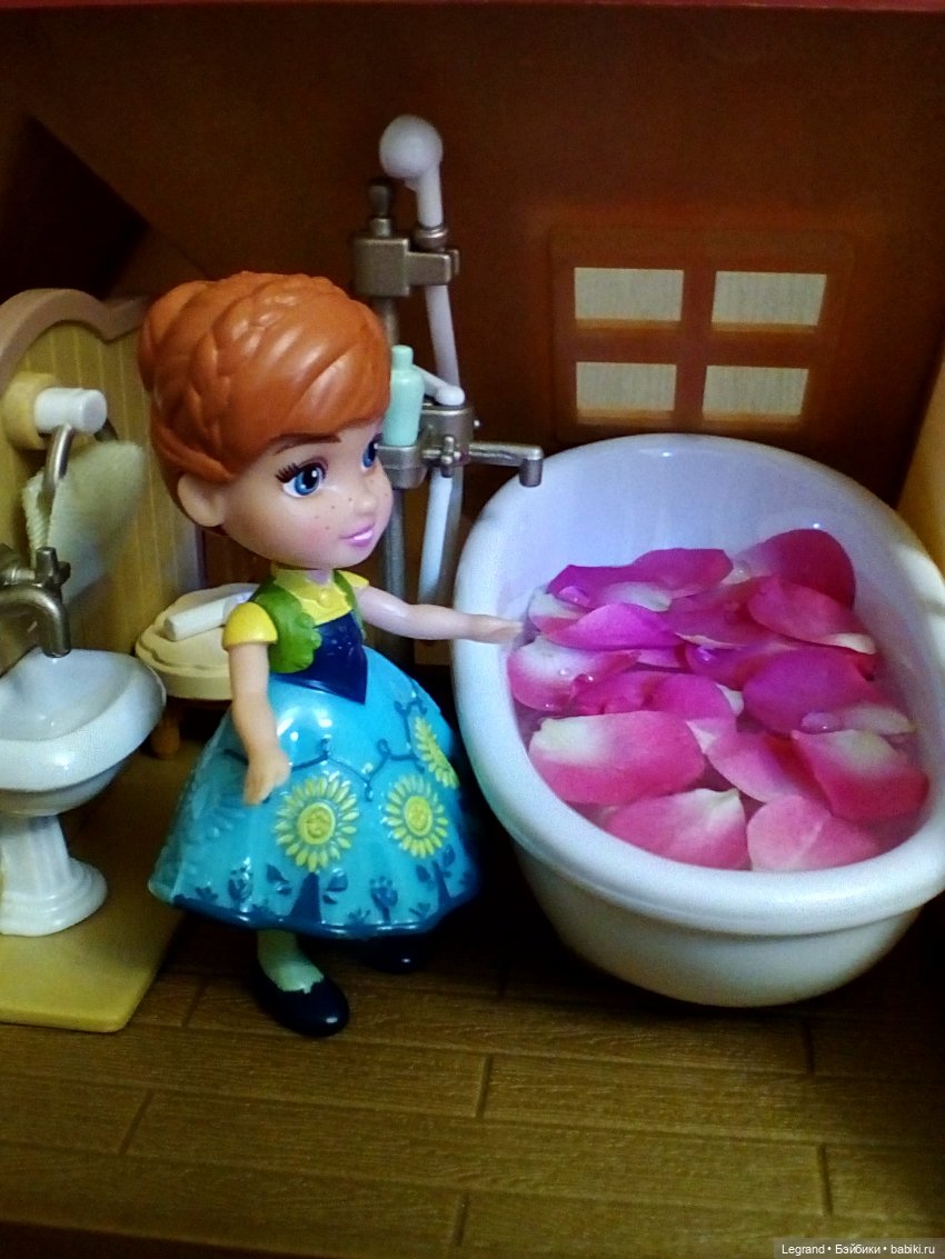 Сильванский домик: ванна с лепестками роз для Анналисы