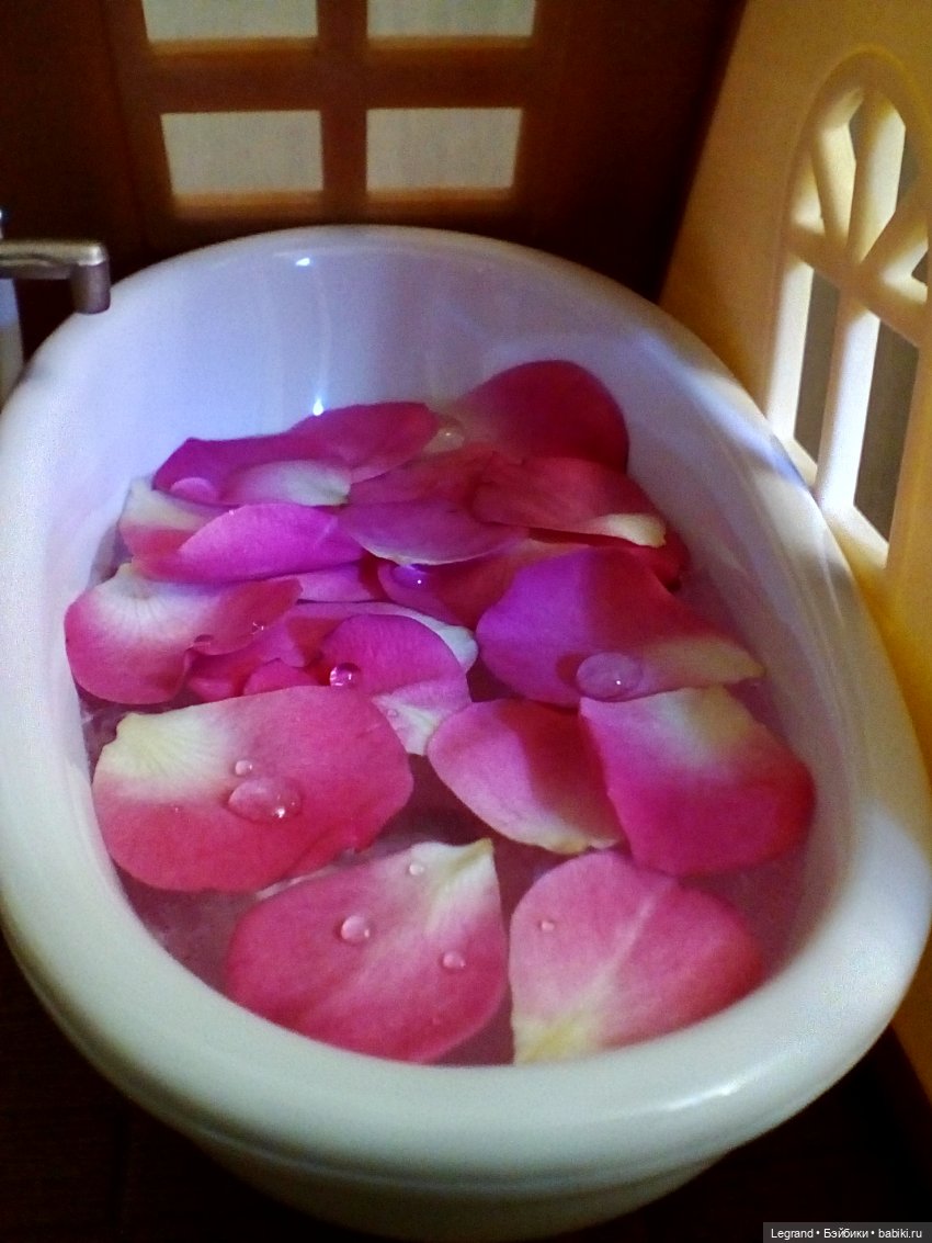 Сильванский домик: ванна с лепестками роз для Анналисы