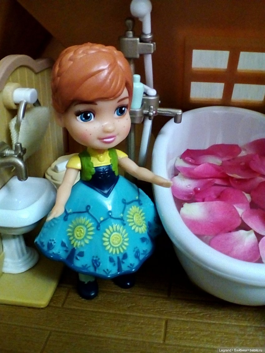 Сильванский домик: ванна с лепестками роз для Анналисы