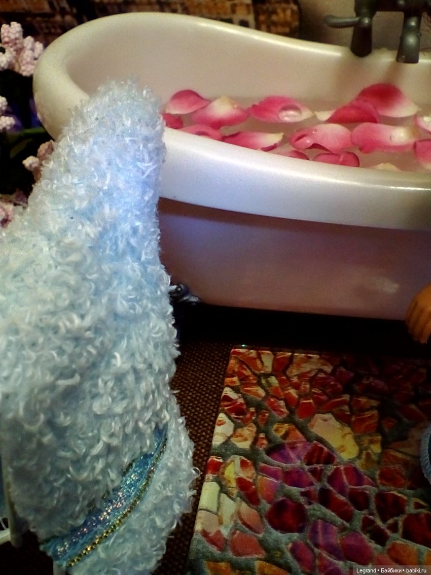 Ванна с лепестками роз для Джеммы