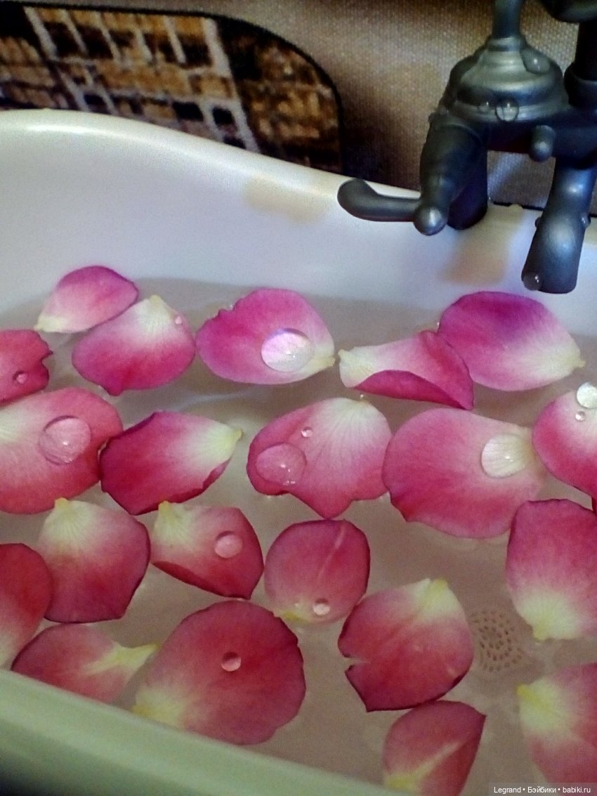 Ванна с лепестками роз для Джеммы