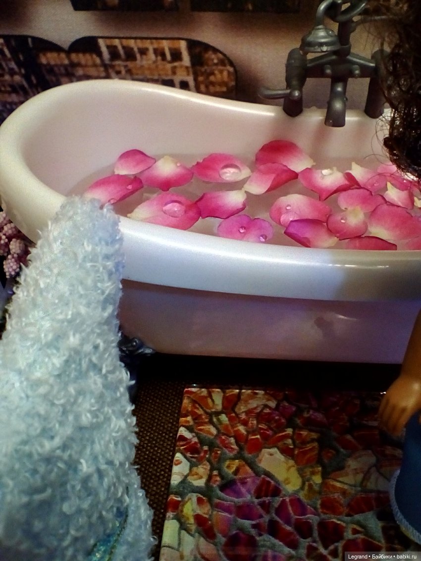 Ванна с лепестками роз для Джеммы