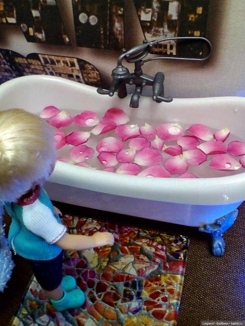 Ванна с лепестками роз для Джеммы
