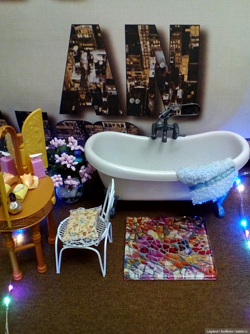 Ванна с лепестками роз для Джеммы