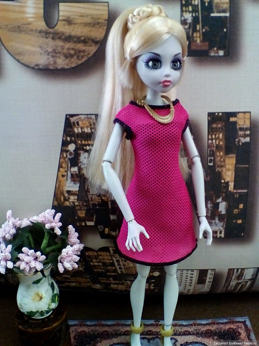 Констанс (Once Upon A Zombie) в новом платье