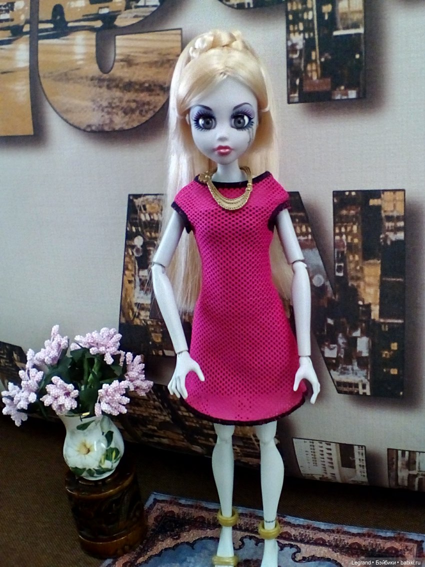 Констанс (Once Upon A Zombie) в новом платье