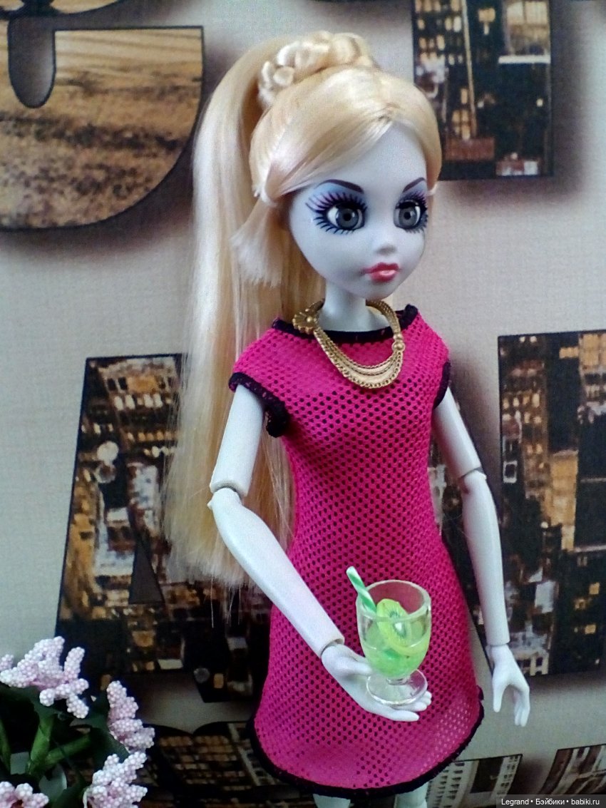 Констанс (Once Upon A Zombie) в новом платье