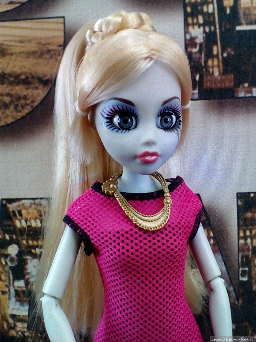 Констанс (Once Upon A Zombie) в новом платье