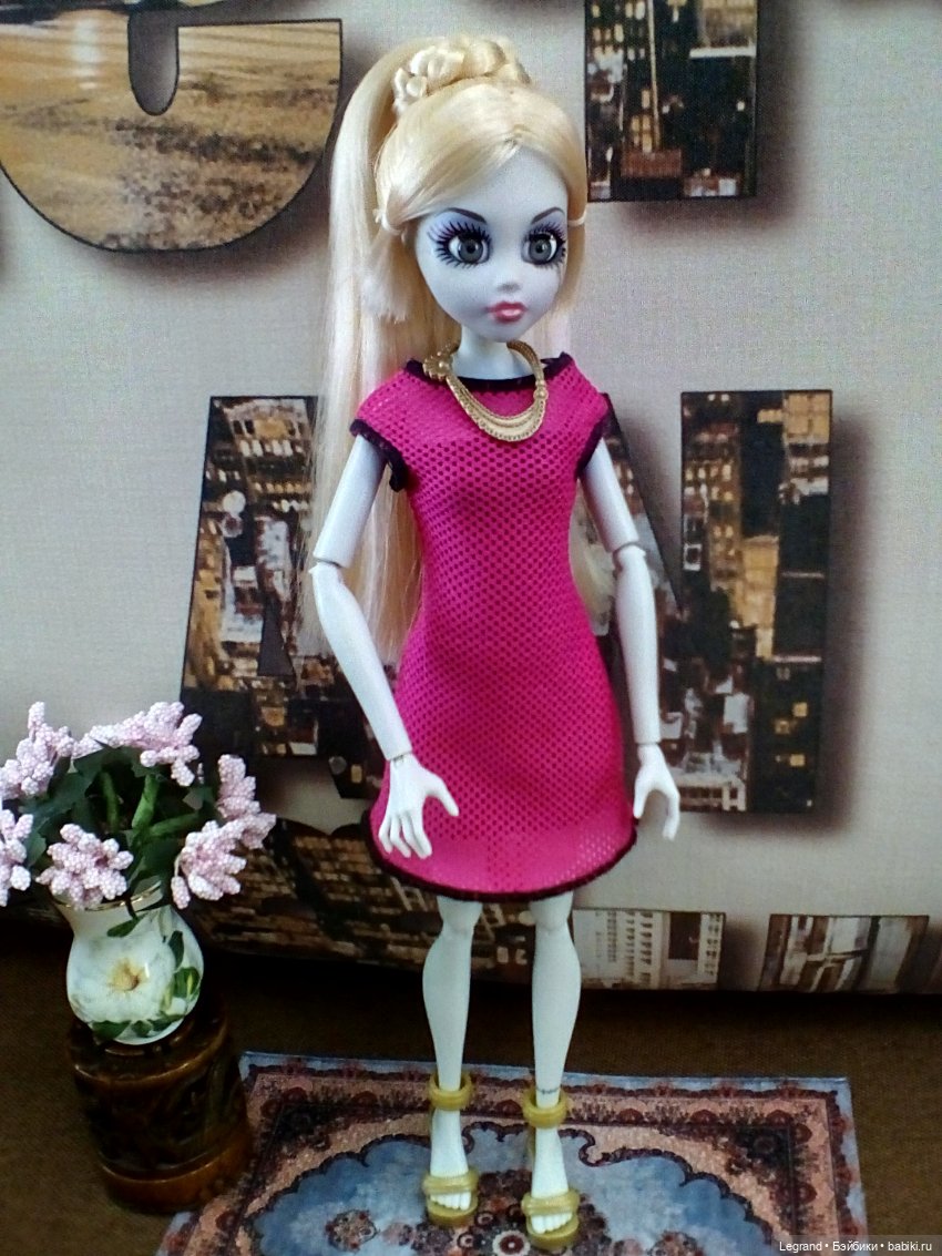 Констанс (Once Upon A Zombie) в новом платье (фото 2)