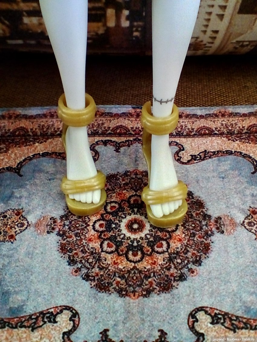 Констанс (Once Upon A Zombie) в новом платье (фото 6)