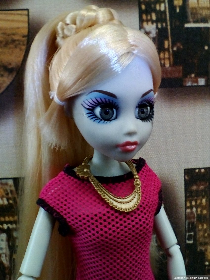 Констанс (Once Upon A Zombie) в новом платье (фото 5)