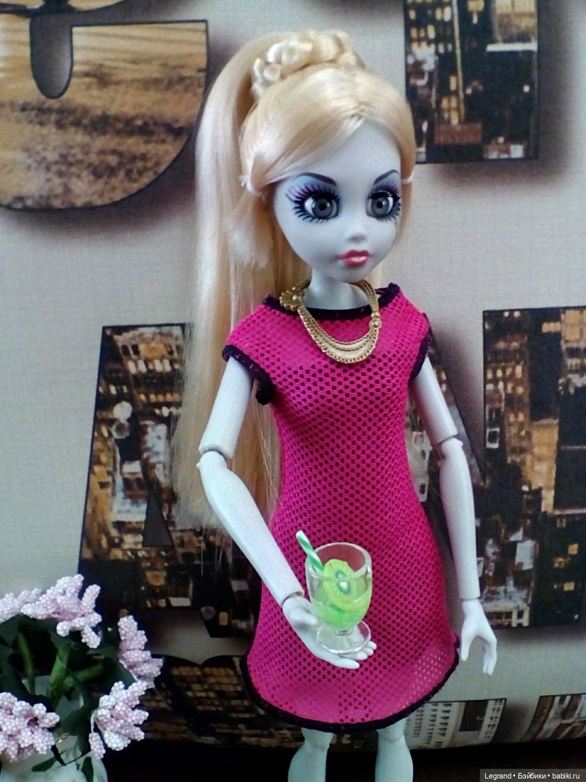 Констанс (Once Upon A Zombie) в новом платье