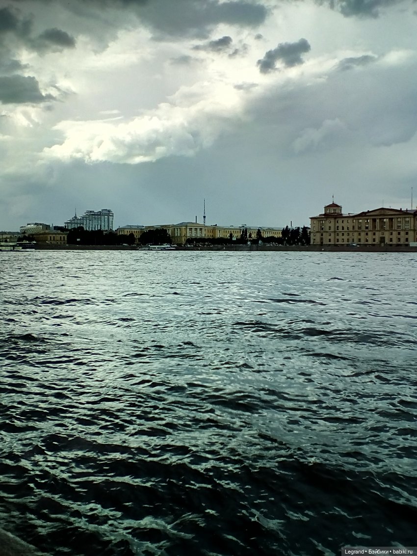 Петербург. Нева. Норд и Лукум. Прогулка перед ливнем