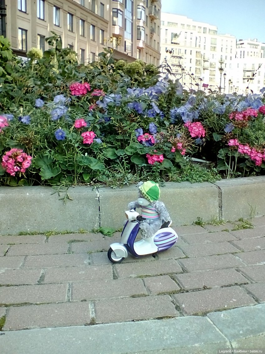 Гри в Парадном квартале. На скутере. Пикник на траве и фонтаны | Бэйбики Гри в Парадном квартале. На скутере. Пикник на траве и фонтаны (фото 4)