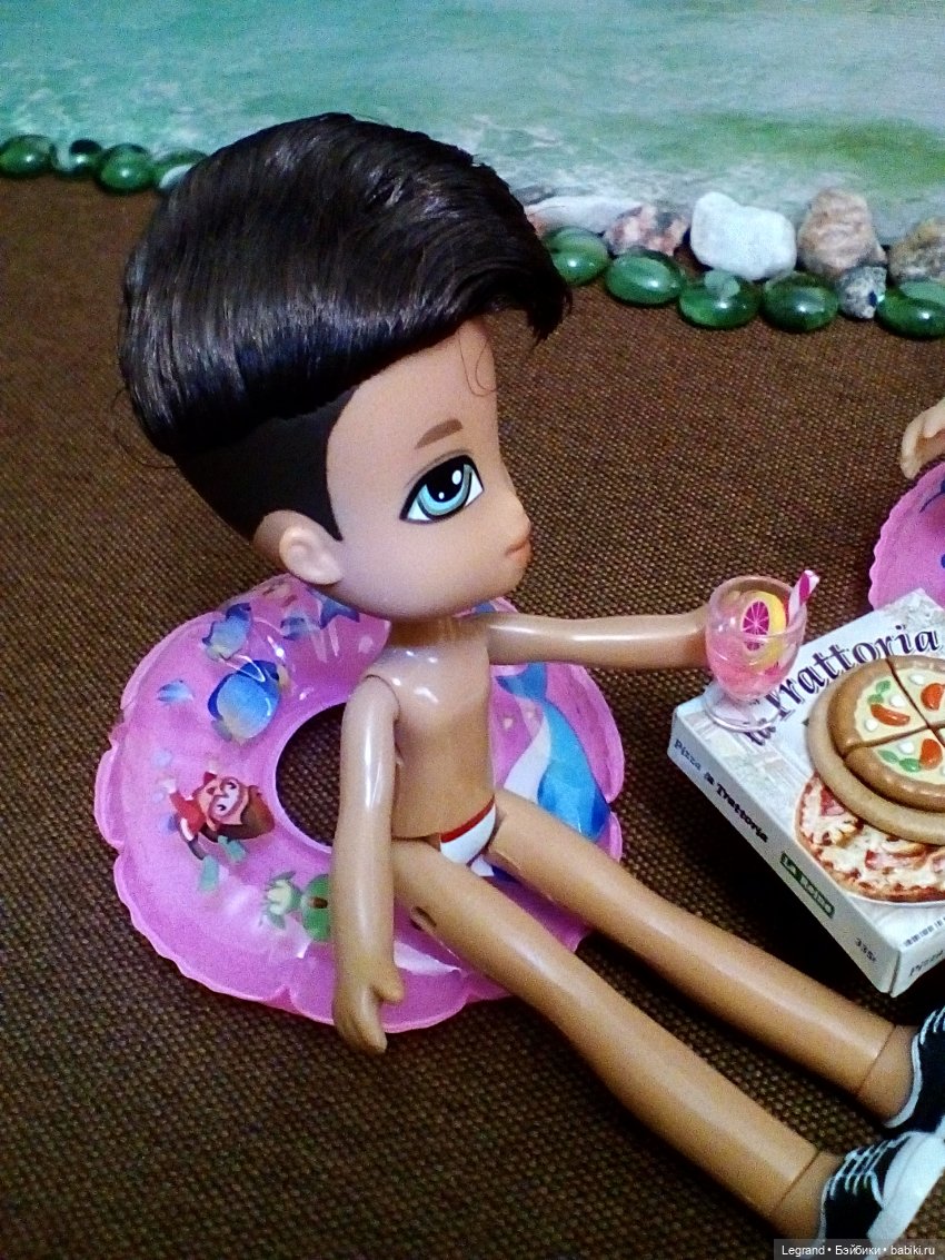 Лурения. Пикник на пляже: Кира, Гёкхан, Элли и Джемма