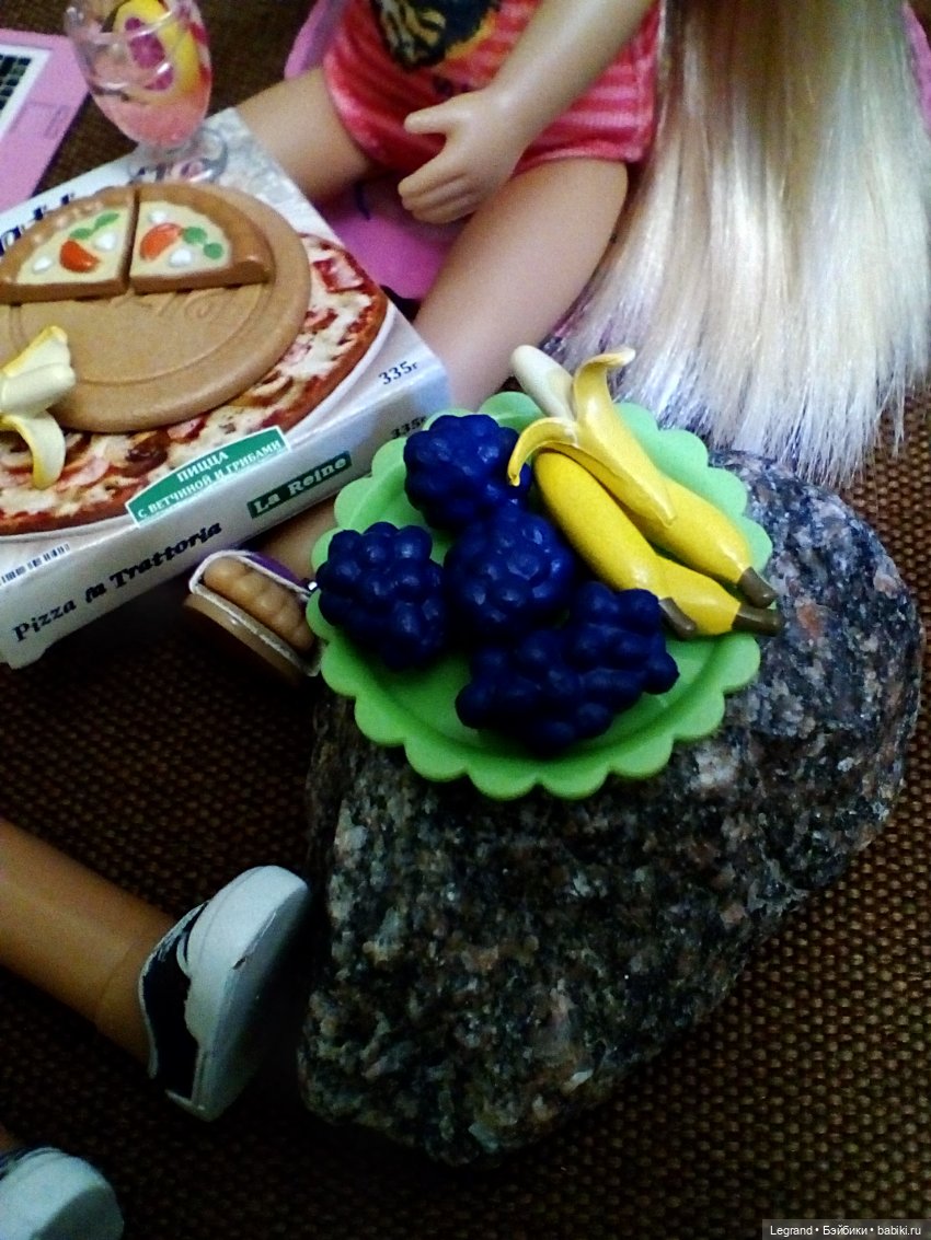 Лурения. Пикник на пляже: Кира, Гёкхан, Элли и Джемма