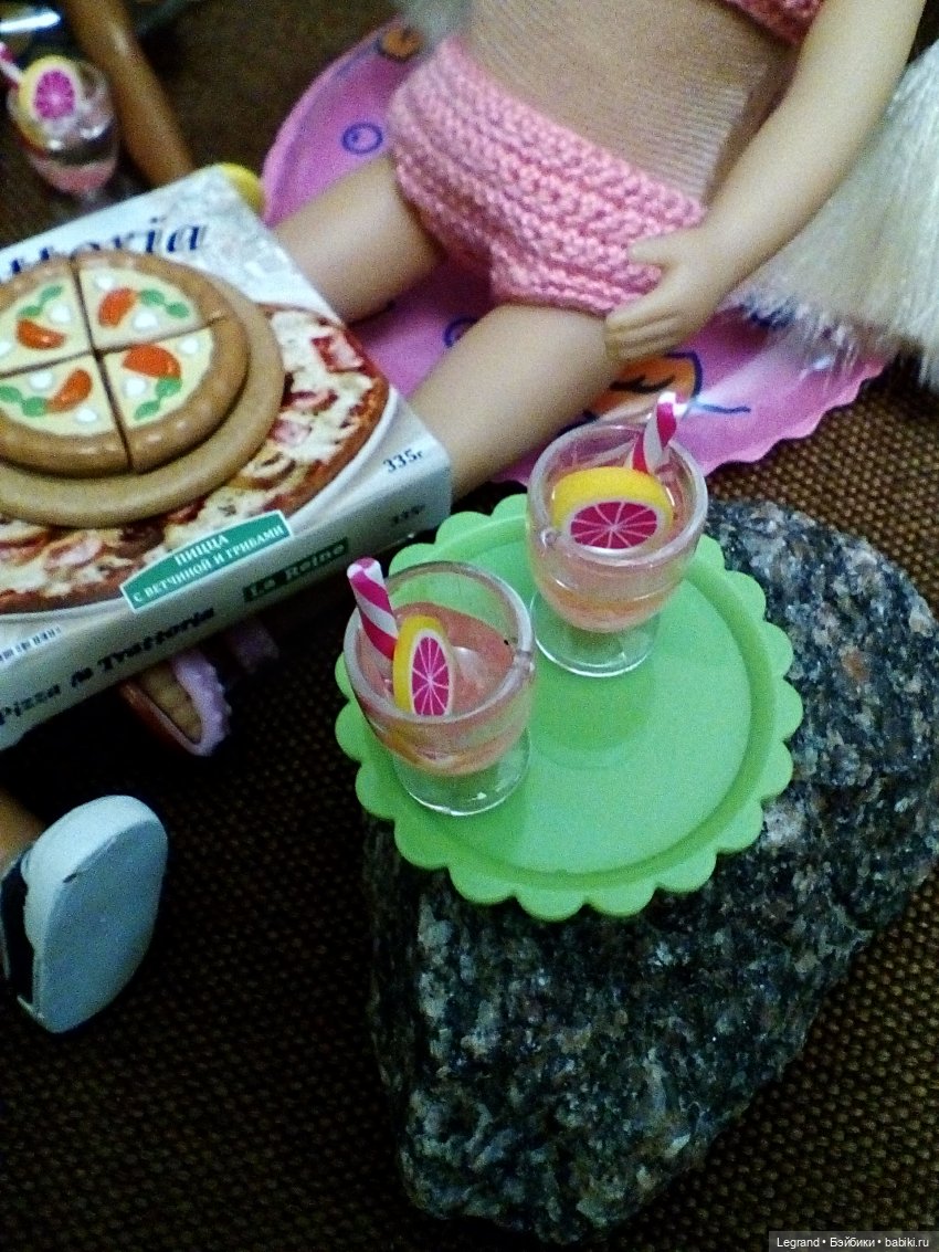 Лурения. Пикник на пляже: Кира, Гёкхан, Элли и Джемма