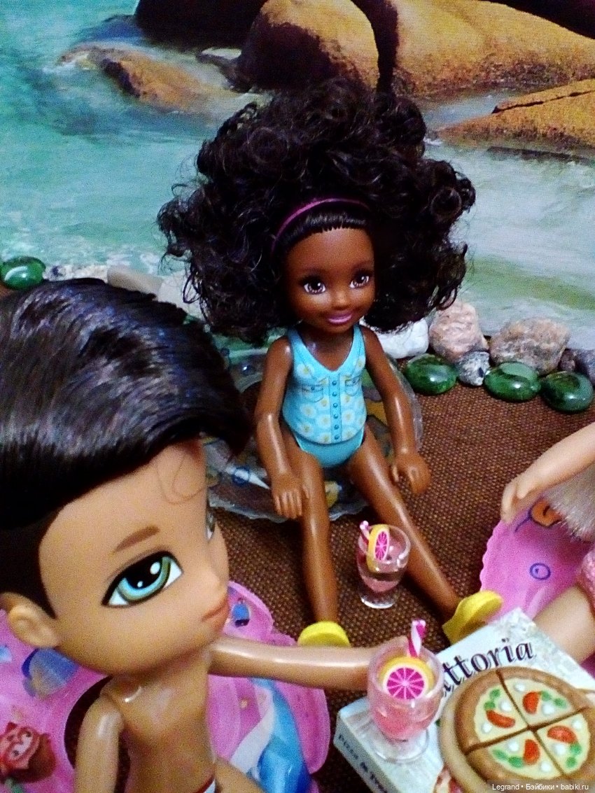 Лурения. Пикник на пляже: Кира, Гёкхан, Элли и Джемма