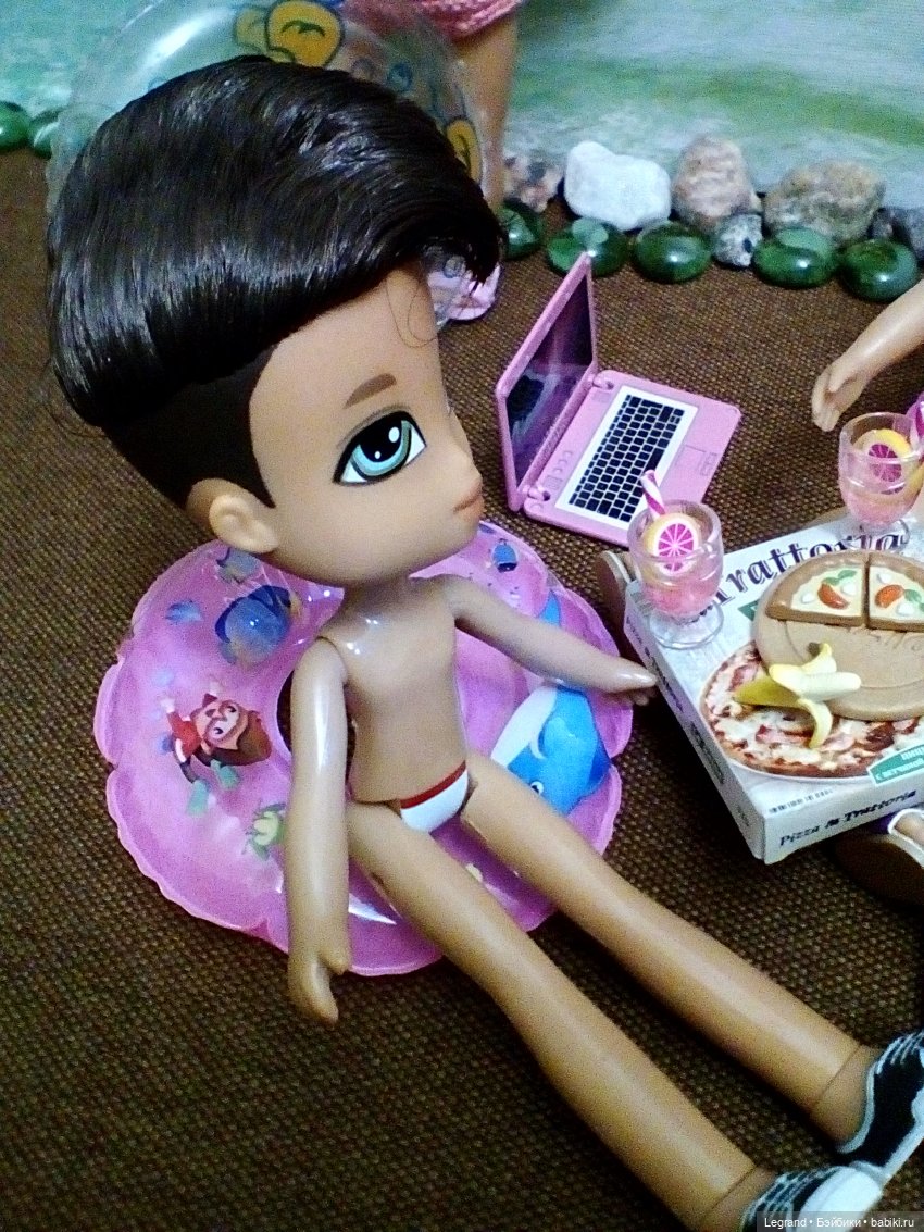 Лурения. Пикник на пляже: Кира, Гёкхан, Элли и Джемма