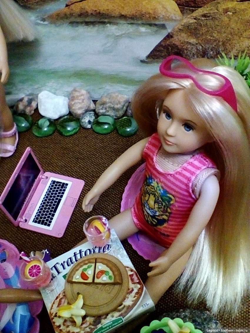 Лурения. Пикник на пляже: Кира, Гёкхан, Элли и Джемма