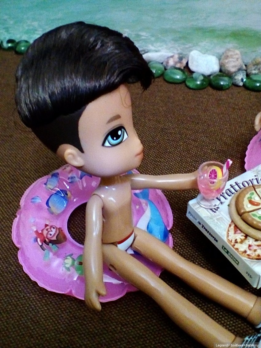 Лурения. Пикник на пляже: Кира, Гёкхан, Элли и Джемма