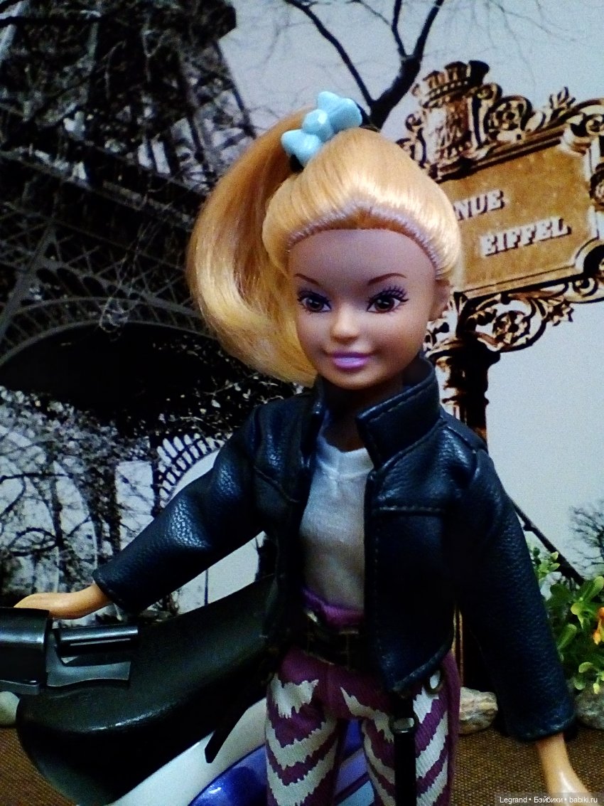 Лурения: Бурджу на фоне Эйфелевой башни